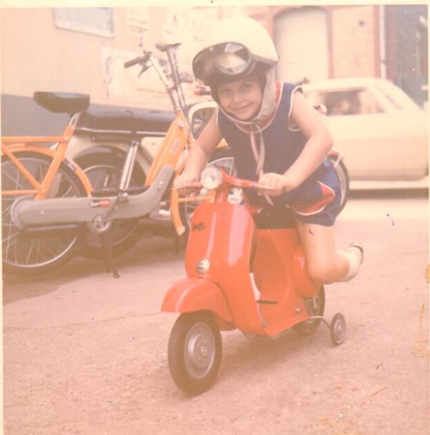 Mädchen auf Mini-Vespa.