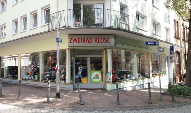 Eckhaus mit Geschäft im Erdgeschoss.