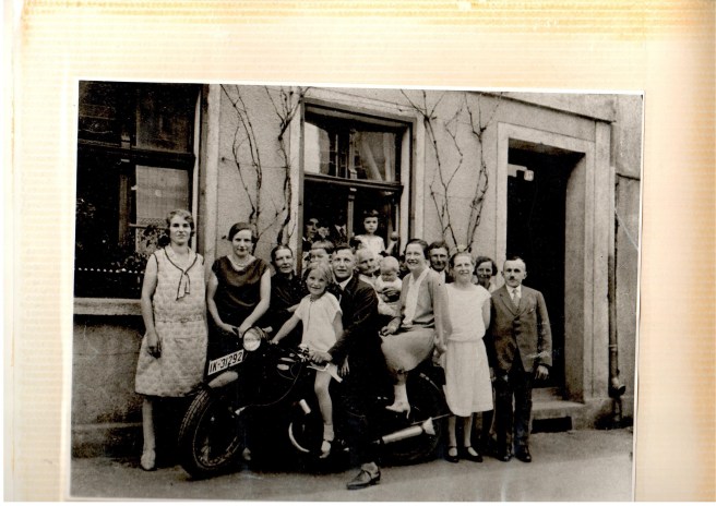 Eine Familie vor einem Geschäft.