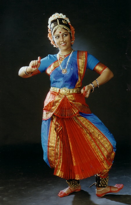 Tänzerin in blauem indischem Tanzkleid