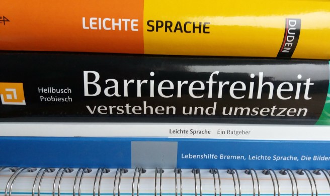 Stapel Bücher zur barrierefreien Kommunikation