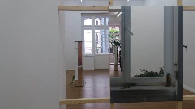 Raum mit Spiegeln., die den Beucher sein eigenes Bild spiegeln.