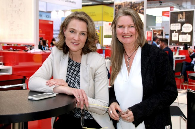 Kerstin Hoffmann-Wagner und Gudrun Jostes an einem Stehtisch