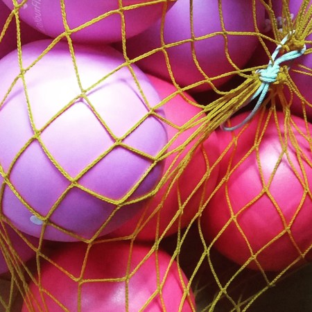 Ein Netz mit Pilates-Bällen