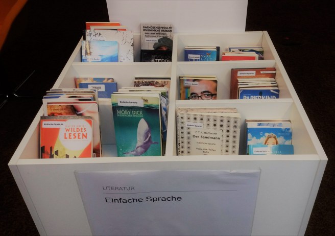 Eine große Kiste mit Büchern