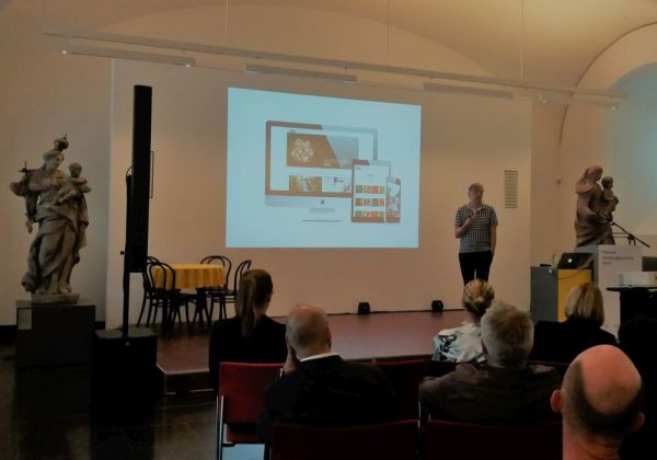 Peter Post vor einer leinwand.