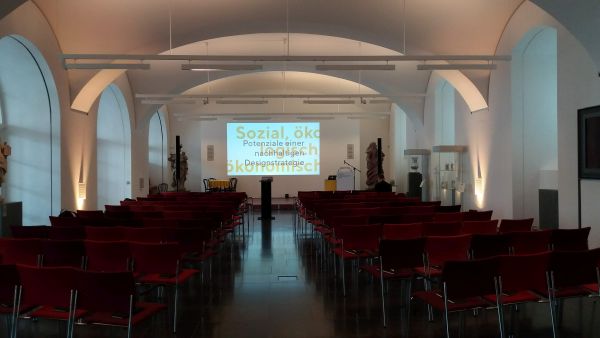 Leerer Raum, vorbereitet für die Veranstaltung