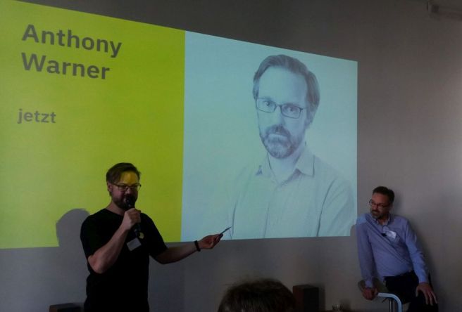 Zwei Männer und ein Foto