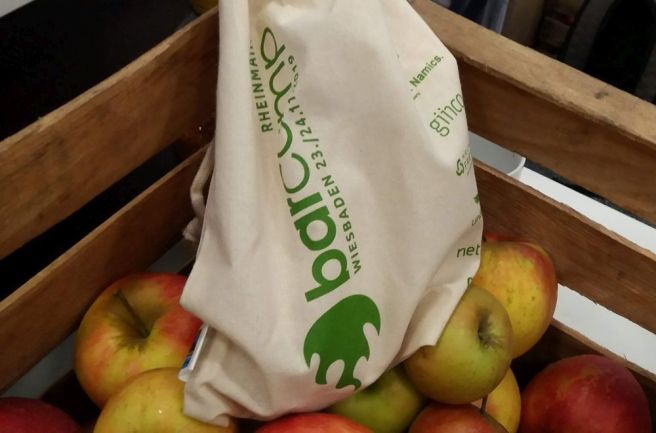 Ein Baumwollbeutel ineiner Kiste mit Äpfeln